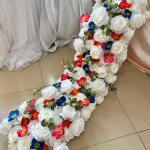 Guirnalda de flores de amapolas y rosas, recepción de bodas, camino de mesa con flores, guirnalda de arcos para bodas, arreglos de bodas, centros de mesa para bodas, hilera de flores