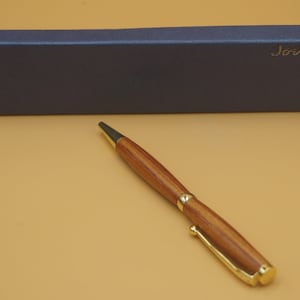 Stylo Bille  en bois de rose spécial " noces de rose"