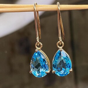 Boucles d'oreilles en or jaune 14 carats, topaze bleue suisse naturelle, boucles d'oreilles tendance, pierre de naissance de décembre, boucles d'oreilles faites main, bijoux de mariage