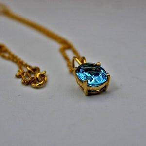 Collana con ciondolo in topazio blu naturale / Pietra preziosa ovale in topazio blu svizzero in argento 925 o gioielli in oro / Gioielli con pietra portafortuna di dicembre