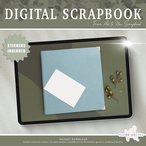 Könnte beinhalten: Eine digitale Scrapbook-Vorlage, die auf dem Bildschirm eines Tablets angezeigt wird. Die Vorlage hat einen blauen Umschlag mit einer weißen Karte darauf. Das Tablet befindet sich auf einem grünen Hintergrund mit ein paar kleinen grünen Zweigen.