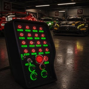 Könnte beinhalten: Eine schwarze Rennsport-Tastenbox aus Kohlefaser mit einem Raster aus beleuchteten roten Drucktasten und grün hinterleuchteten Beschriftungen wie SEAT, FLASH, WIPERS, MOTEC, BLACKBOX, TEAR OFF, DISPLAY, INFO, CAMERA, BEAM, IGN und einem roten ENGINE START Knopf.