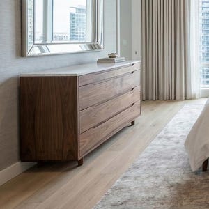 Cómoda de madera maciza de roble o nogal con tablero de mármol o madera maciza