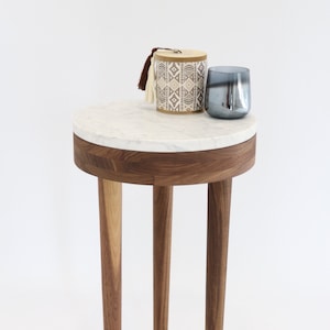 Round table in solid  Walnut and marble top