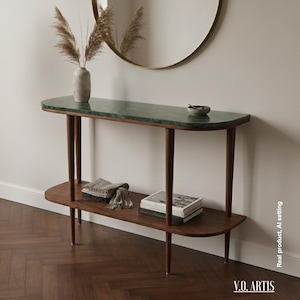 Table console avec étagère en noyer américain massif et plateau en marbre.