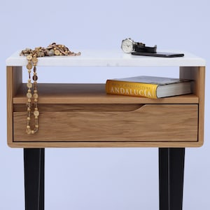 Mesa, Mesilla, Mesita de Noche con encimera de mármol o Silestone, estante arriba y cajón abajo, en Roble  o Nogal Americano Macizo