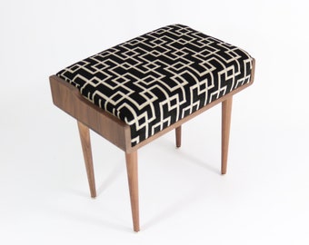 Taburete, Banco, Asiento, Ottoman en Roble o Nogal Macizo tapizado.