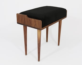 Taburete, Banco, Asiento, Ottoman en Nogal o Roble Macizo tapizado.