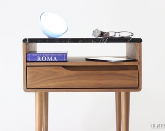 Mesa, Mesilla, Mesita de Noche con encimera de mármol o Silestone, estante arriba y cajón abajo, en Roble  o Nogal Americano Macizo