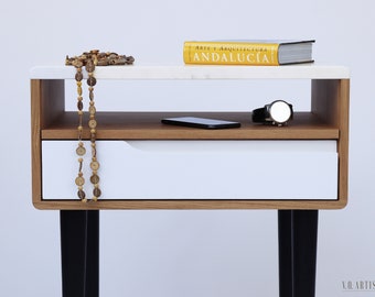 Table de chevet avec dessus en marbre ou Silestone, tablette et tiroir inférieur blanc, en chêne américain massif