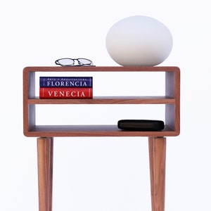 Mesa, mesilla, mesita de Noche con dos estantes, en Roble o Nogal  Americano Macizo