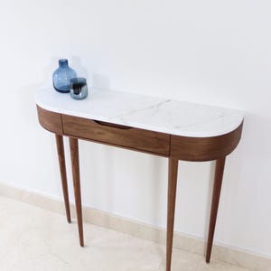Consola, Pasillero de Roble o Nogal  Americano Macizo con 1 Cajón y 4 Patas.