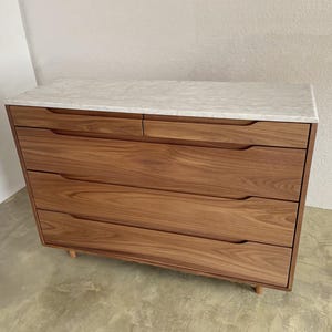 Cómoda de madera maciza de roble o nogal con tablero de mármol o madera maciza