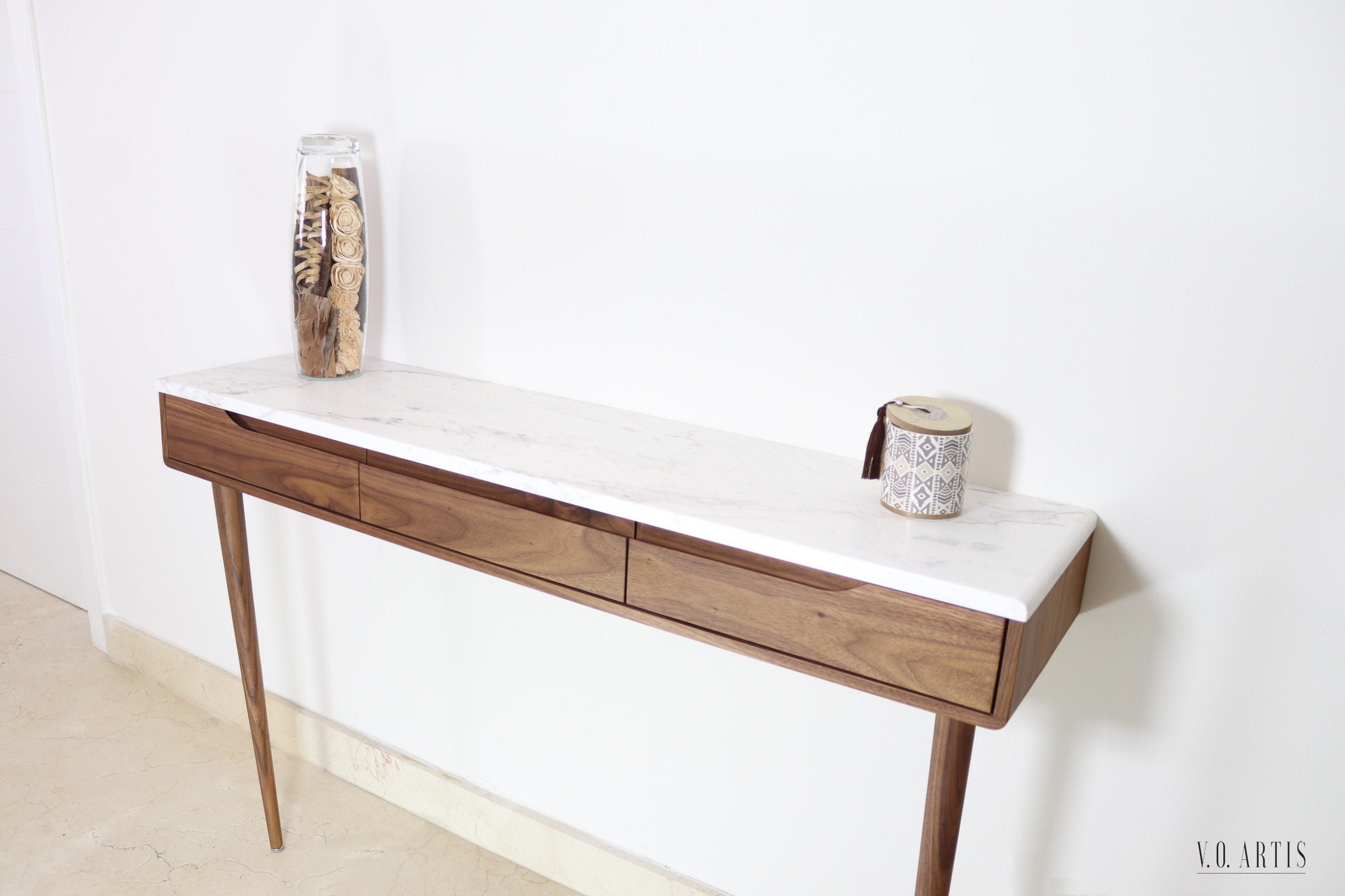 Kirsebær Tips mesh Console table with drawers in solid American walnut and marble top. Entry  table with drawers