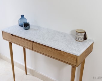 Consoletafel van massief walnoot- of eikenhout met een marmeren blad.
