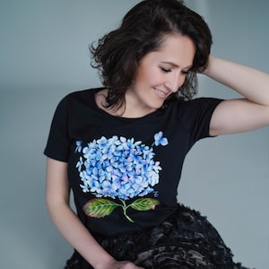アジサイプリントのレディースTシャツ、レディース服、綿100%、水彩プリントTシャツ、Tシャツアート、彼女へのギフト
