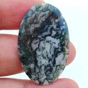 Peut inclure: Cabochon ovale en agate verte, blanche et noire avec un motif tourbillonnant.