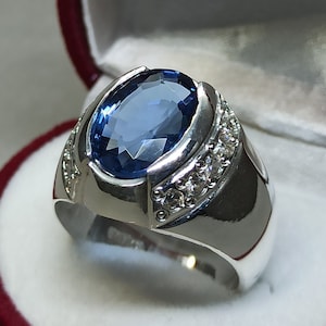 Anello da uomo con topazio blu taglio ovale Anello in argento sterling 925 Anello con topazio blu profondo raro Anello con topazio blu fatto a mano Anello con topazio dal design unico