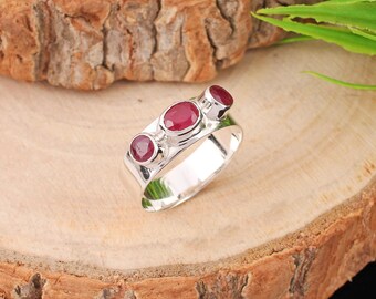 Handgemaakte robijnrode sterlingzilveren ring • Stapelbare boho-edelsteenring
