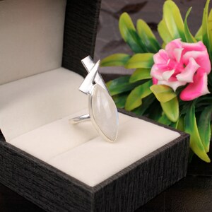 Anillo de piedra lunar arcoíris hecho a mano: joyería de piedras preciosas en plata de ley