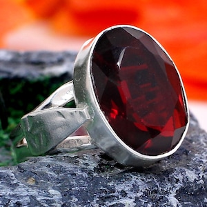 Anillo Hydro de granate rojo - Banda martillada - Piedra de granate de 16 x 12 mm - Anillo llamativo ovalado - Anillo hecho a mano - Plata de ley 925