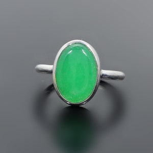 Oval Grüner Jade Ring: Handgefertigtes 925 Sterling Silber Schmuckstück