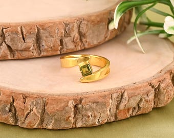 Elegant Peridot Silver Ring, Minimalist Twist Band, August Birthstone, Perfect Engagement Gift