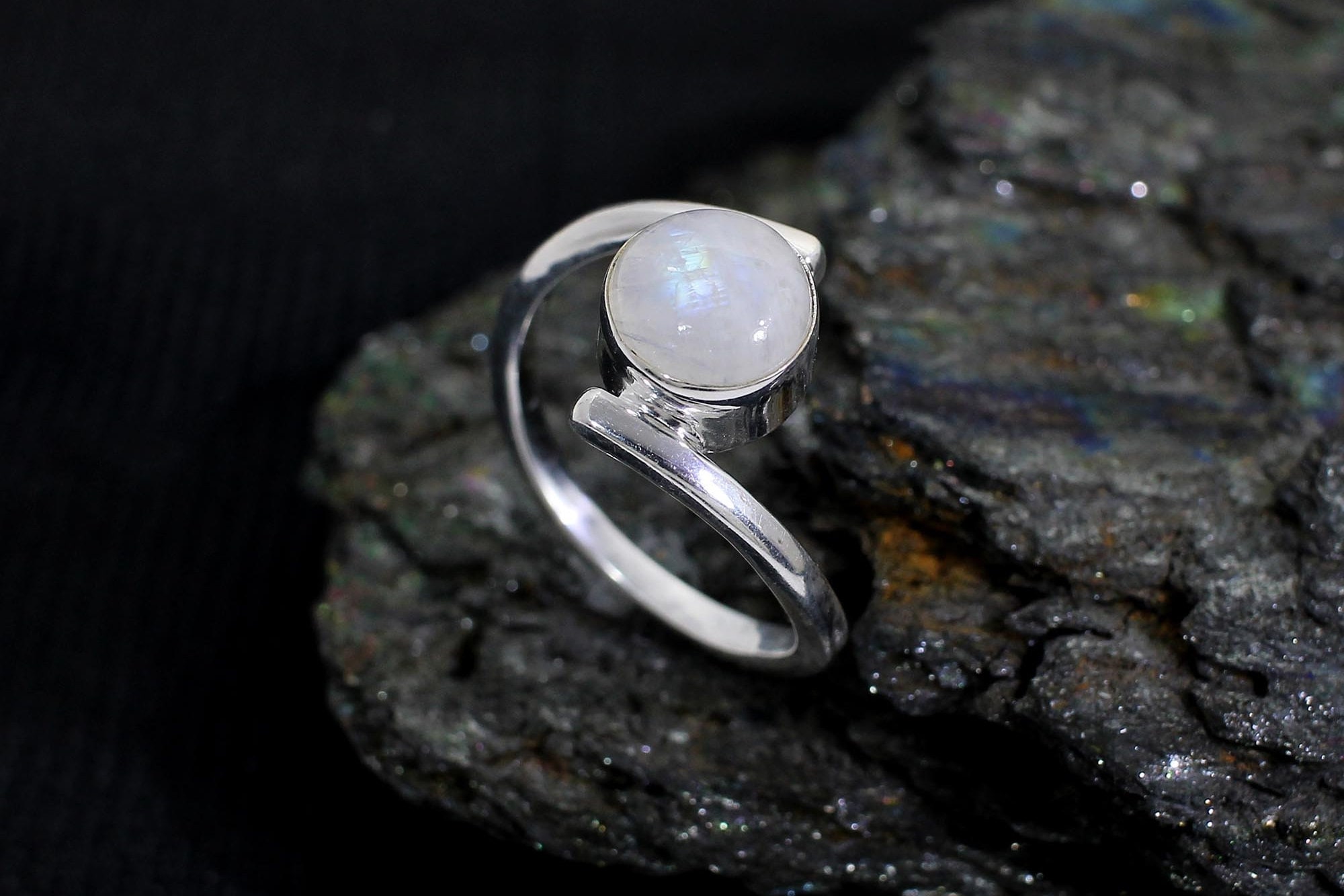 Anello fatto a mano con pietra di luna arcobaleno: fascia in argento sterling 925 - Italia Anello fatto a mano con pietra di luna arcobaleno: fascia in argento sterling 925 - Italia