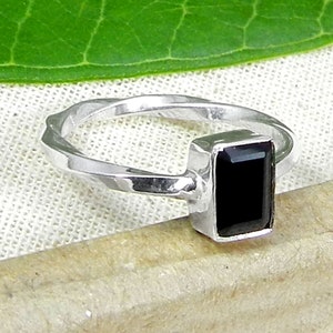 Black Onyx Ring, Silver 925, Modern Ring, Onyx Gemstone,Women Jewelry,Twist Band, Dainty Ring,Onyx Gemstone, Black color,Modern Design