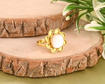 Mother of Pearl Flower Ring in Gold-Plated 925 Sterling Silver Vintage Floral Statement Ring