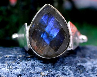 Handmade Natural Labradorite Ring - 925 Sterling Silver - Statement Ring - Pear Stone Ring - Hammered Band Ring