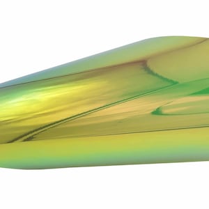 Pu&ograve; includere: Un foglio di pellicola vinilica iridescente con un cambio di colore verde, giallo e oro. La pellicola &egrave; curva e ha una superficie riflettente.