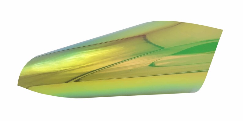 Pu&ograve; includere: Un foglio di pellicola vinilica iridescente con un cambio di colore verde, giallo e oro. La pellicola &egrave; curva e ha una superficie riflettente.