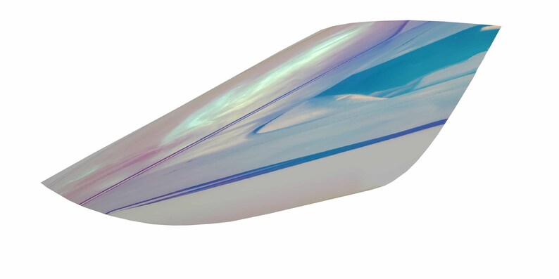 Pu&ograve; includere: Un design astratto iridescente, madreperlaceo e blu su sfondo bianco. Il design &egrave; curvo e sembra essere fatto di un materiale sottile e flessibile.