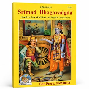Könnte beinhalten: Ein gelbes Buch mit dem Titel Srimad Bhagavadgita mit Sanskrit-Text sowie Hindi- und Englisch-Übersetzung. Das Cover zeigt eine farbenfrohe Illustration einer blauhäutigen Figur, die vor einem sitzenden Krieger in Rüstung an einem Wagenrad steht.