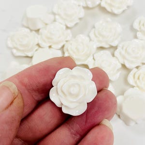 20 Stück weiße Harzblumen, flache Rückseiten Charms, Rosen-Cabochons, 14 mm weiße Kunststoffblumen