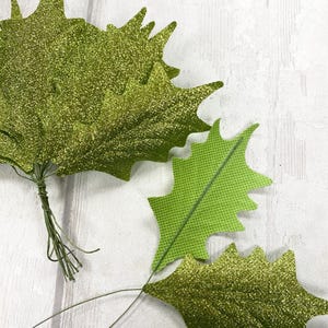 Hojas de acebo con brillantina: adornos de hojas de acebo con brillantina de tela verde, manualidades, decoraciones navideñas, álbumes de recortes, paquete de 14