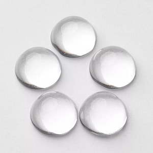 Könnte beinhalten: Fünf klare Glascabochons, jeder mit einer glatten, abgerundeten Oberfläche. Die Cabochons sind in einem Kreis auf einem weißen Hintergrund angeordnet.