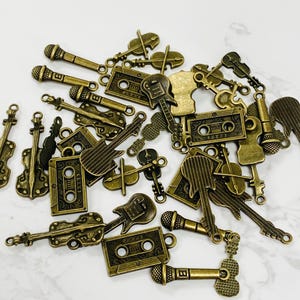30 stuks bronzen bedel met muziekthema - 20-30 mm - sieraden maken, metalen bedels, gemengde bedels, viool, gitaar, microfoon, cassettebandje