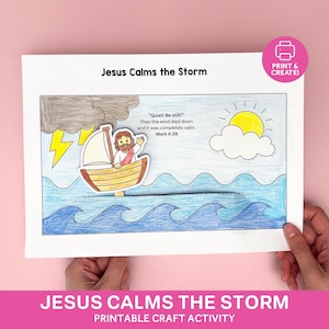 Puede incluir: Una actividad artesanal imprimible titulada "Jesús calma la tormenta". La ilustración muestra a Jesús en un barco sobre agua azul ondulada, con una nube de tormenta y relámpagos a un lado y un sol al otro. El texto incluye un versículo bíblico.