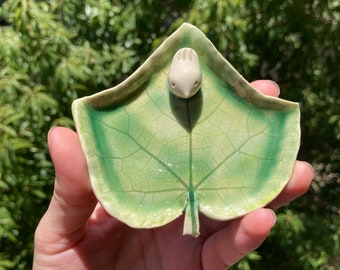 Plato para anillos con forma de hoja, Plato con huella de hoja de Malvaviscus arboreus, Plato para baratijas, Arte con hojas, Decoración del hogar, Soporte para joyas de boda, Regalo para ella, Cerámica