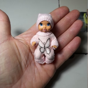 Petite barboteuse rose pour poupée avec chapeau : convient aux poupées de 2,5 à 3 po.