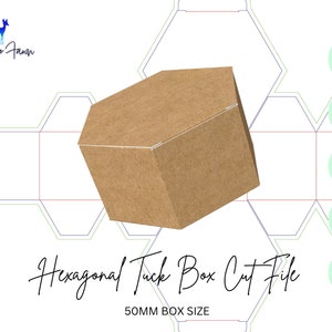 Puede incluir: Un archivo de corte de caja hexagonal abatible imprimible para una caja de 50 mm. El archivo se muestra como un dibujo de línea con una caja de cartón marrón en la parte superior.