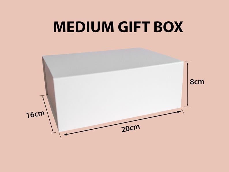 Może przedstawiać: Prostokątne białe pudełko prezentowe z napisem MEDIUM GIFT BOX. Pudełko posiada nadrukowane wymiary 20 cm długości, 16 cm szerokości i 8 cm wysokości, co zapewnia wyraźną wizualną reprezentację fizycznego rozmiaru tego pojemnika do przechowywania.