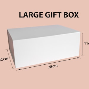 Może przedstawiać: Duże, białe, prostokątne pudełko prezentowe z napisem LARGE GIFT BOX powyżej. Pudełko posiada wyraźne oznaczenia wymiar&oacute;w wskazujące wysokość 11cm, szerokość 28cm oraz głębokość 22cm, co określa dokładne wymiary tego pojemnika.
