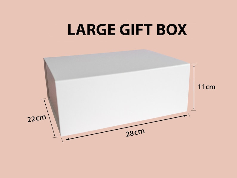Może przedstawiać: Duże, białe, prostokątne pudełko prezentowe z napisem LARGE GIFT BOX powyżej. Pudełko posiada wyraźne oznaczenia wymiar&oacute;w wskazujące wysokość 11cm, szerokość 28cm oraz głębokość 22cm, co określa dokładne wymiary tego pojemnika.