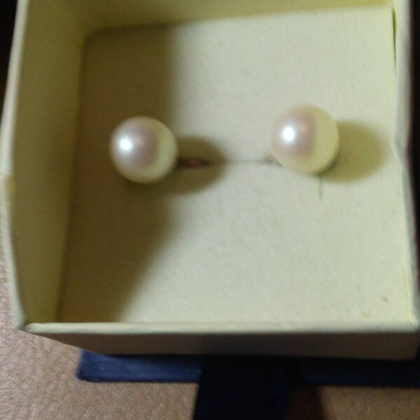 Classic Vintage Mid -Century Faux Ivory Pearl Screw Back Earrings, made in Japan.