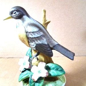 Vintage Porcelain Bisque Bird Statue, Figurine, With Flowers On A  Tree Stump. 1997