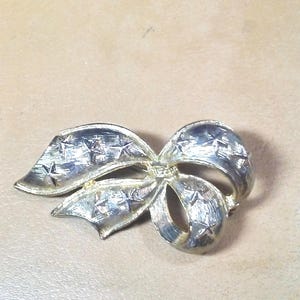 Vintage Gold Toned Gold Rhodium Plated Bow Pin, Brooch With Stars.