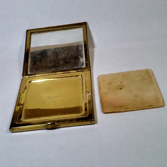 Wadsworth Square Gold Toned Compact. Vintage. - image 4